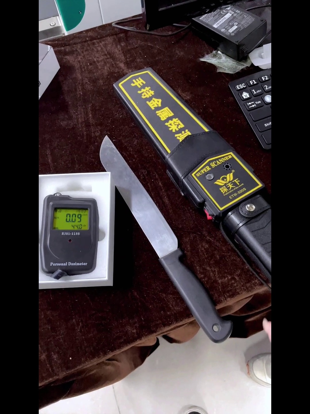 安檢現場秒變科幻大片！這款手持金屬探測器究竟有多逆天？